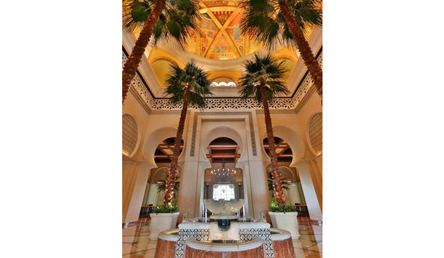 ザ・パレスのエントランス内側。天井が美しい