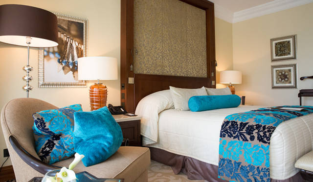 ターコイズブルーのアクセントが光る爽快なインテリア