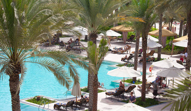 終日プールサイドで過ごすヨーロッパ人が多い