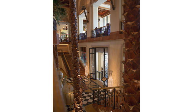 優雅な階段を降りたところにセレブリティーズが