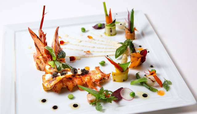 前菜メニュー「ロブスターと春野菜のサラダ、ハーブドレッシングを添えて」