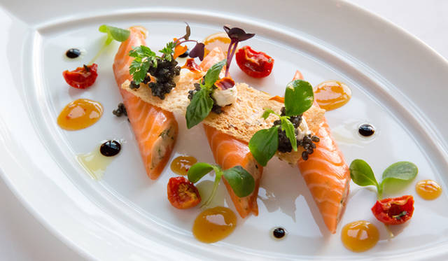 前菜メニュー「スモークサーモンと青リンゴのサラダ」
