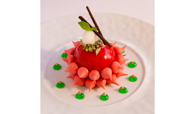 デザート「ストロベリーのバシュラン・アイスクリームとピンクメレンゲ」