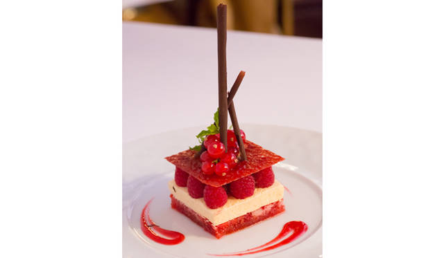 デザート「ラズベリー、バニラクリーム、ミントゼリーのミルフィーユ」