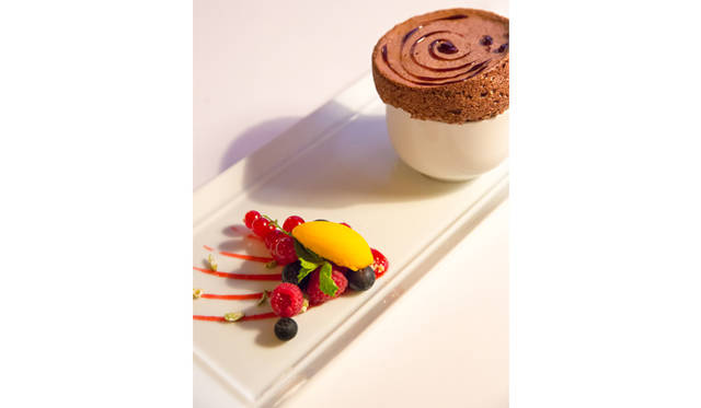 デザート「チョコレートスフレとパイナップルとフレッシュミントのシャーベット」