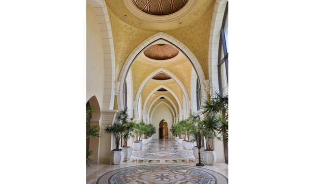 アラビアンコートの廊下。アラビア様式の建築が美しい