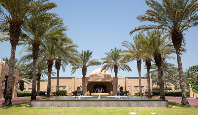 「レジデンス＆スパ」の正面入り口