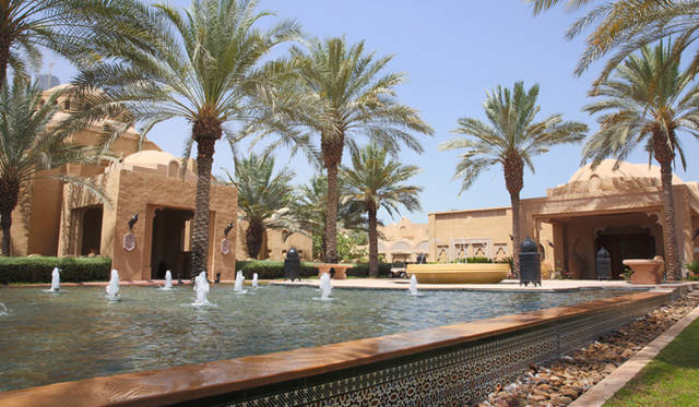 レジデンス＆スパのエントランス（右）とスパ