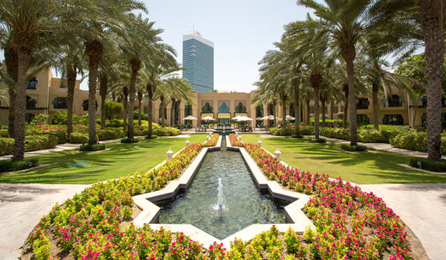 ガーデンから臨むレジデンス＆スパ