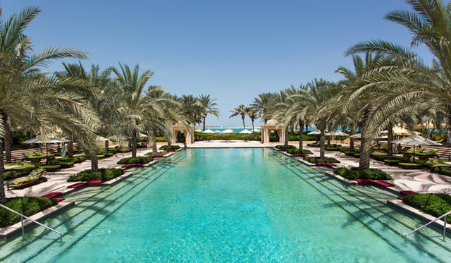 レジデンス＆スパのプール