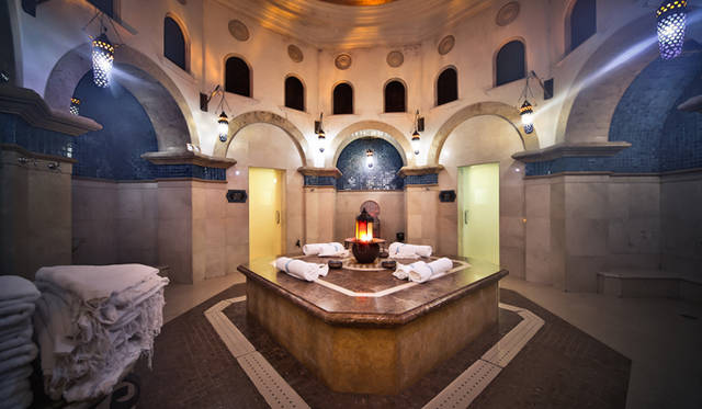オリエンタル・ハマム。中央は施術用の石台