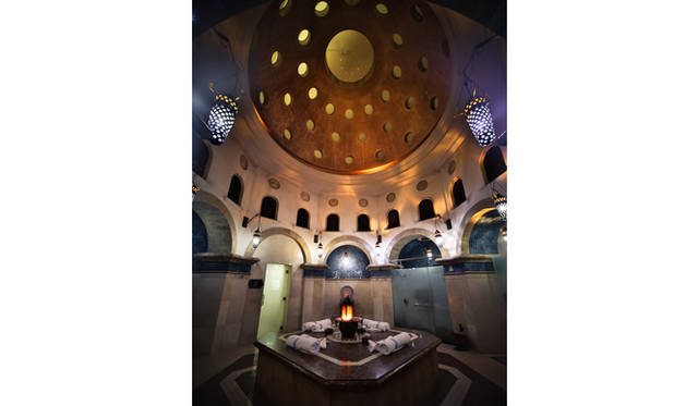 ドーム型のオリエンタル・ハマムは、スチームルームが取り囲む