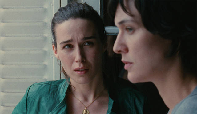 目撃者の女、ジュリエット（右）と被害者の妻、ヴェラ　© 2012 - Pyramide Productions – France 3 Cinéma