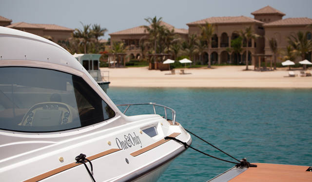 正面はワン＆オンリー・ザ・パームのプライベートビーチ