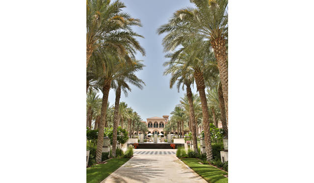 プール越しに臨むマナーハウス