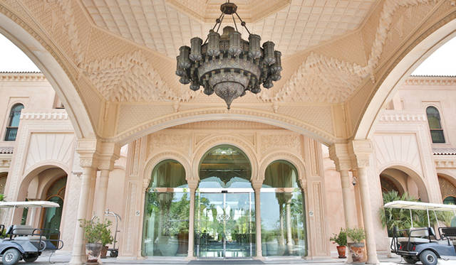 荘厳なエントランス