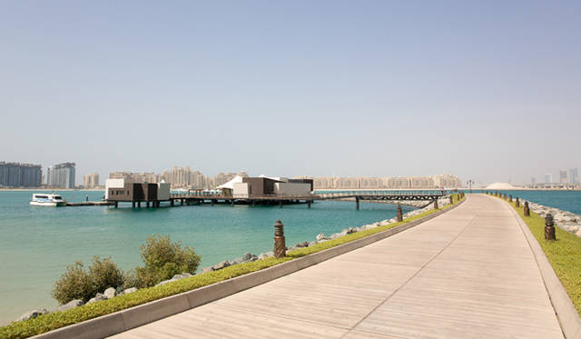 レストラン「101」とホテルエリアは、長い橋で繋がっている