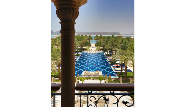 バルコニーからはメインプールを正面に臨む