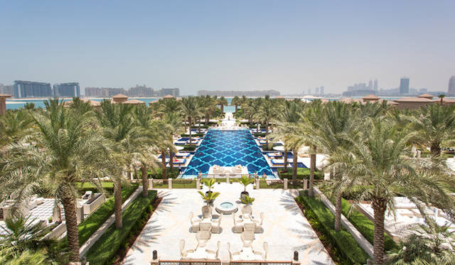 バルコニーからはメインプールを正面に臨む