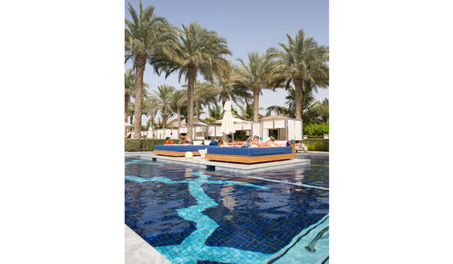 プールに浮かぶ巨大なデイベッド