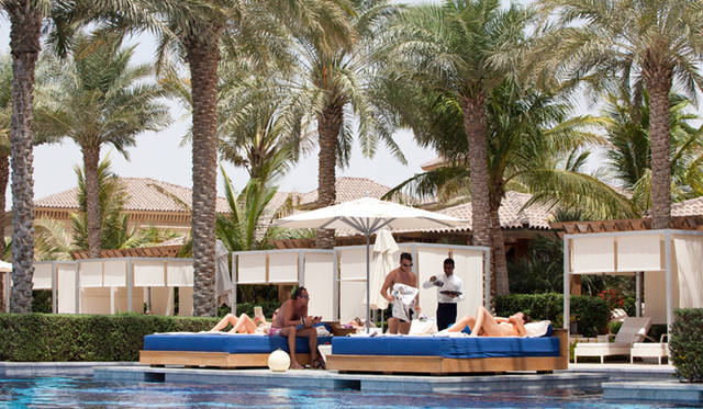 プールサイドでは、スタッフがサングラスのクリーニングに来てくれる