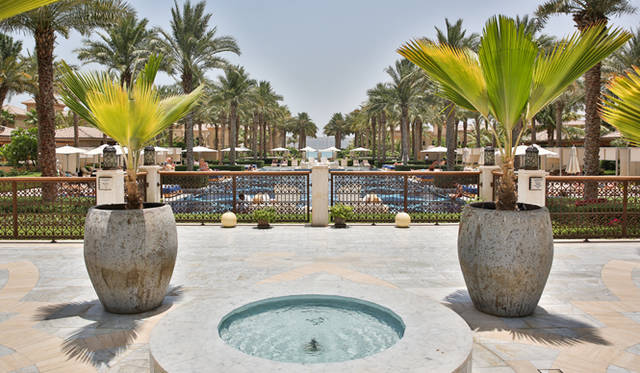 きらきらと輝くプールが美しい