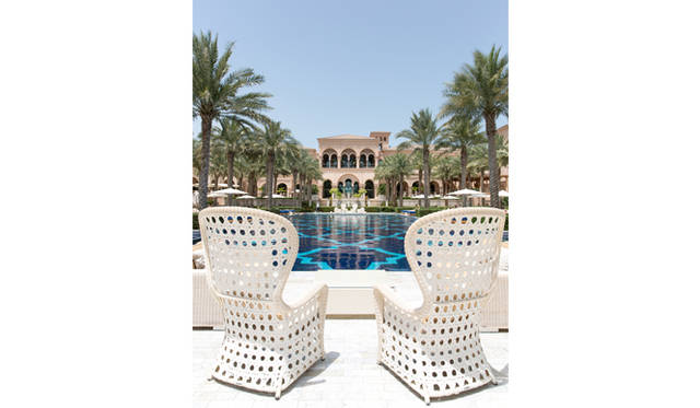 きらきらと輝くプールが美しい