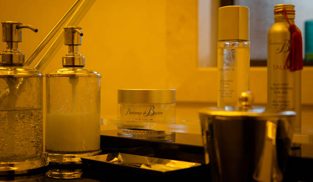 ビューティーサロンの「ペディ：マニュ：キュア：スタジオ」