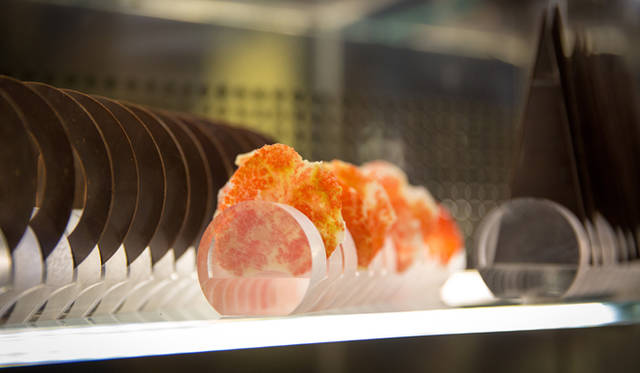 ストロベリーグミのキャンディー。両サイドはチョコレートガーニッシュ