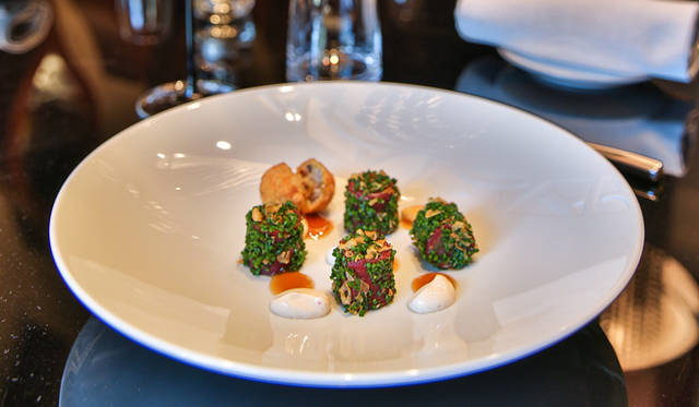 前菜「エビとビーフのタルタル、ライスコロッケ添え」