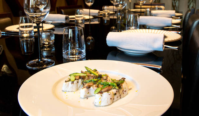 「柚風味のシーバス、タイのアスパラガス、シメジ、マテガイのワカメのドレッシングがけ」