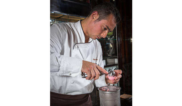 メレンゲでできたカップにアイスクリームを入れる