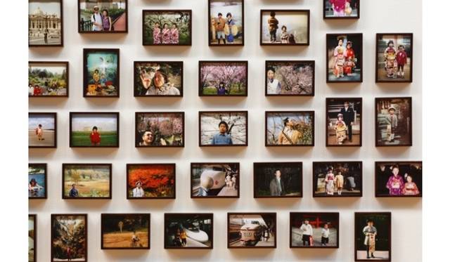 <strong>ART｜映像作家フィオナ・タン『エリプシス』を金沢21世紀美術館で開催</strong>　《Vox Populi Tokyo（人々の声 東京）》2007年写真 インスタレーション © Fiona Tan Courtesy of the Artist and Wako Works of Art, Tokyo