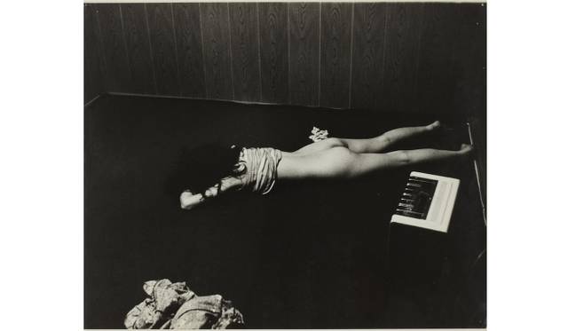 <strong>ART｜荒木経惟個展『東京ブルース 1977』</strong>　「東京ブルース 1977」 1977年 ヴィンテージ・ゼラチン・シルバー・プリント ペーパーサイズ：44.8×54.8cm Courtesy of Taka Ishii Gallery, Tokyo