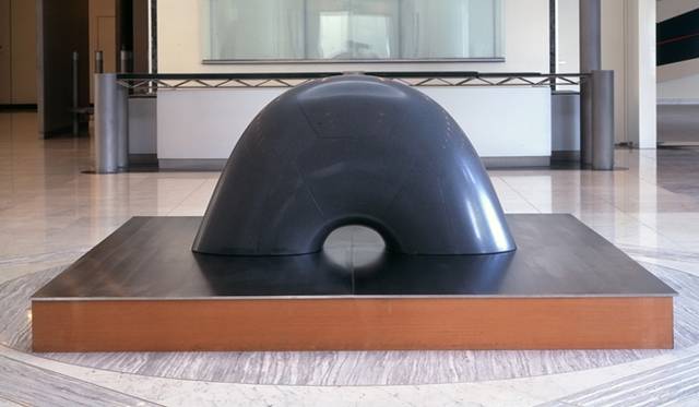 <strong>ART｜広島市現代美術館で『サイト－場所の記憶、場所の力－』展</strong>　イサム・ノグチ《広島の原爆死没者慰霊碑（1/5模型）》1952/91 (c)The Isamu Noguchi Foundation and GardenMuseum, New York