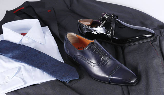 <strong>ISETAN MEN’S｜伊勢丹</strong>　2013-14年秋冬靴コレクション　手前／靴11万4450円（サントーニ／伊勢丹新宿店メンズ館）。奥／靴15万2250円～（コルテ／伊勢丹新宿店メンズ館）