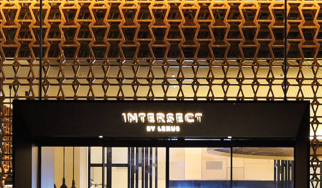 ガラス壁内側に設置されたファサードのスクリーンは、レクサスのスピンドルグリルにインスピレーションを得たもの