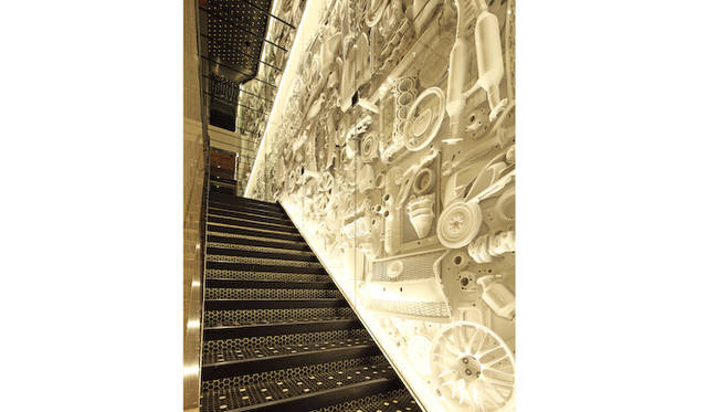 階段の壁面はレクサスの自動車パーツがモチーフになっている