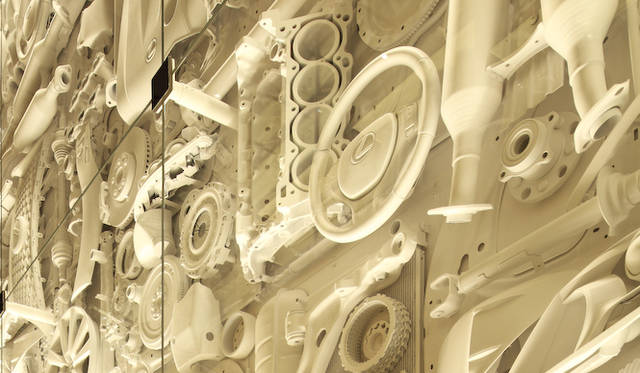 階段の壁面はレクサスの自動車パーツがモチーフになっている