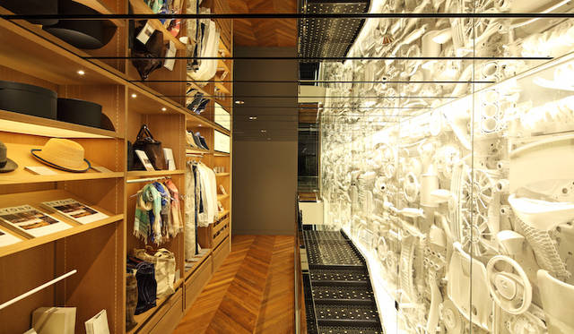 2Fには“日本の匠と共に提案するライフスタイル アイテム”というコンセプトに賛同した14社とともにコラボレーションした、18種類のアイテムを販売するスペース「CREAFTED FOR LEXUS」