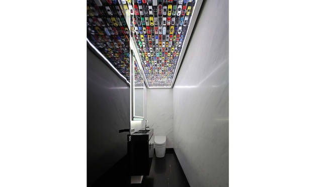 レストルームの天井にはミニカーが敷き詰められる