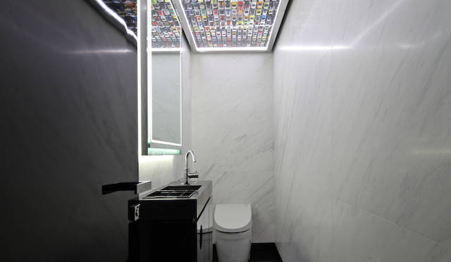 レストルームの天井にはミニカーが敷き詰められる