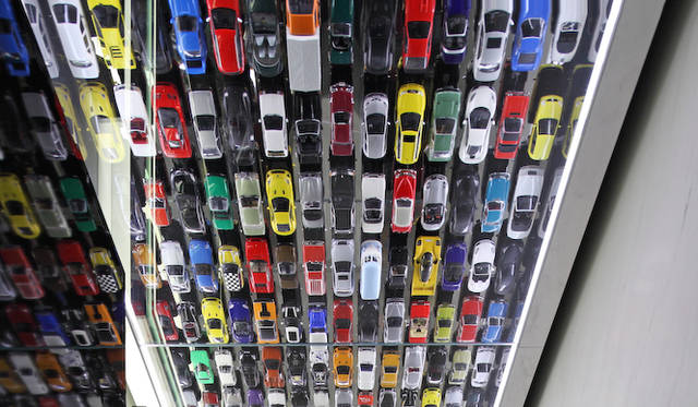 レストルームの天井にはミニカーが敷き詰められる