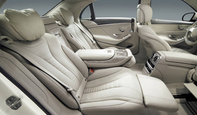 s-class_chauffeur_package 「ショーファーパッケージ」を選択すると、43.5度までリクライニング可能なエグゼクティブシートとなり、また、後席から助手席のシートポジション変更やヘッドレストの折り畳み操作が可能となる