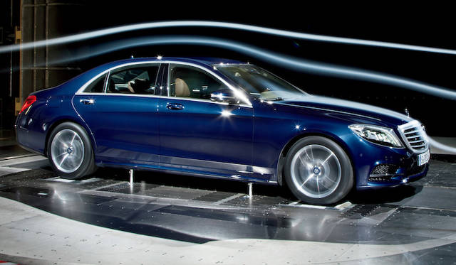 s-class_aero_dynamics 外板デザインのみならず、アンダーボディや接合部分のシーリングにいたるまで徹底的に空力特性を最適化し、Cd値0.24を達成している