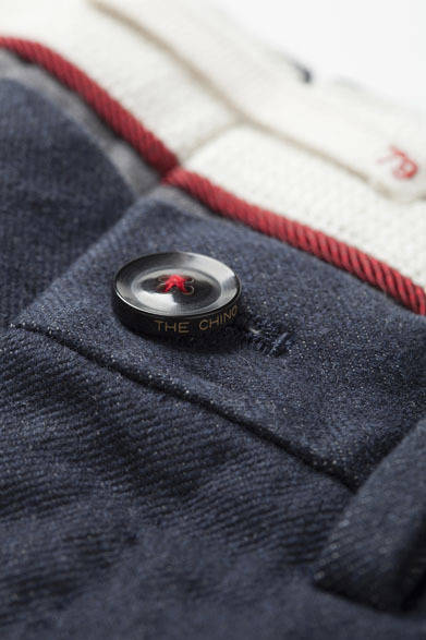<strong>The Chino｜ザ・チノ</strong>　「The Chino Revived（ザ・チノ リヴァイブド）」　ボタンの側面には“The chino”の刻印