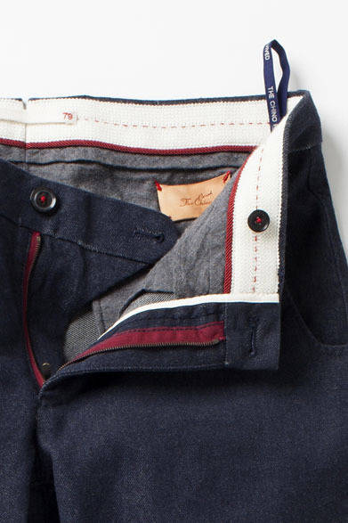 <strong>The Chino｜ザ・チノ</strong>　「The Chino Revived（ザ・チノ リヴァイブド）」　ジップの土台布やボタン付けの糸など、モデルに合わせて、カラーの効かせ方も変化をつけた内仕様