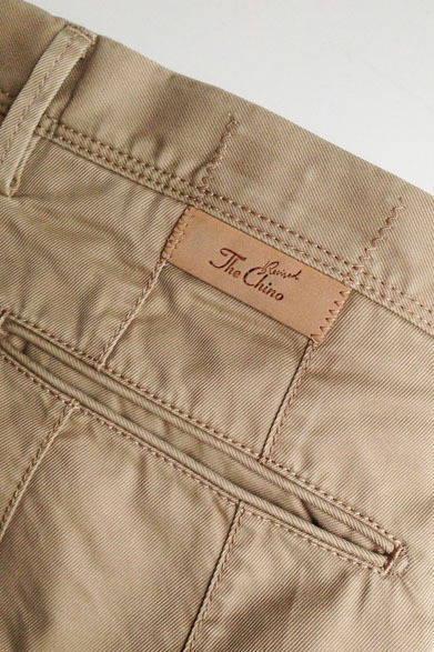 <strong>The Chino｜ザ・チノ</strong>　「The Chino Revived（ザ・チノ リヴァイブド）」　バックのダーツに挟みこまれたレザーパッチ、ウエストベルトへ延びたダーツ押さえのステッチもポイント