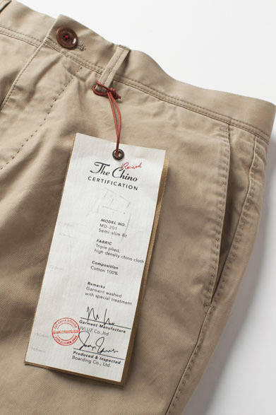 <strong>The Chino｜ザ・チノ</strong>　「The Chino Revived（ザ・チノ リヴァイブド）」　モデル名と品質保証が載ったサーティフィケーションタグ。サイドポケット＆シーム、フロント前立てなどにほどこされたAMFハンドステッチが際立つ