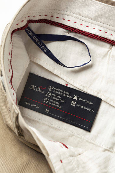 <strong>The Chino｜ザ・チノ</strong>　「The Chino Revived（ザ・チノ リヴァイブド）」　カラーを効かせた内帯テープのパイピングやハンドステッチ、ネームや吊りテープなど、徹底的にこだわった内仕様